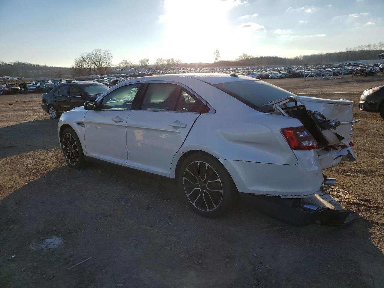 Изображение 2 2017 FORD TAURUS LIMITED 2017 с VIN 1FAHP2J88HG129658