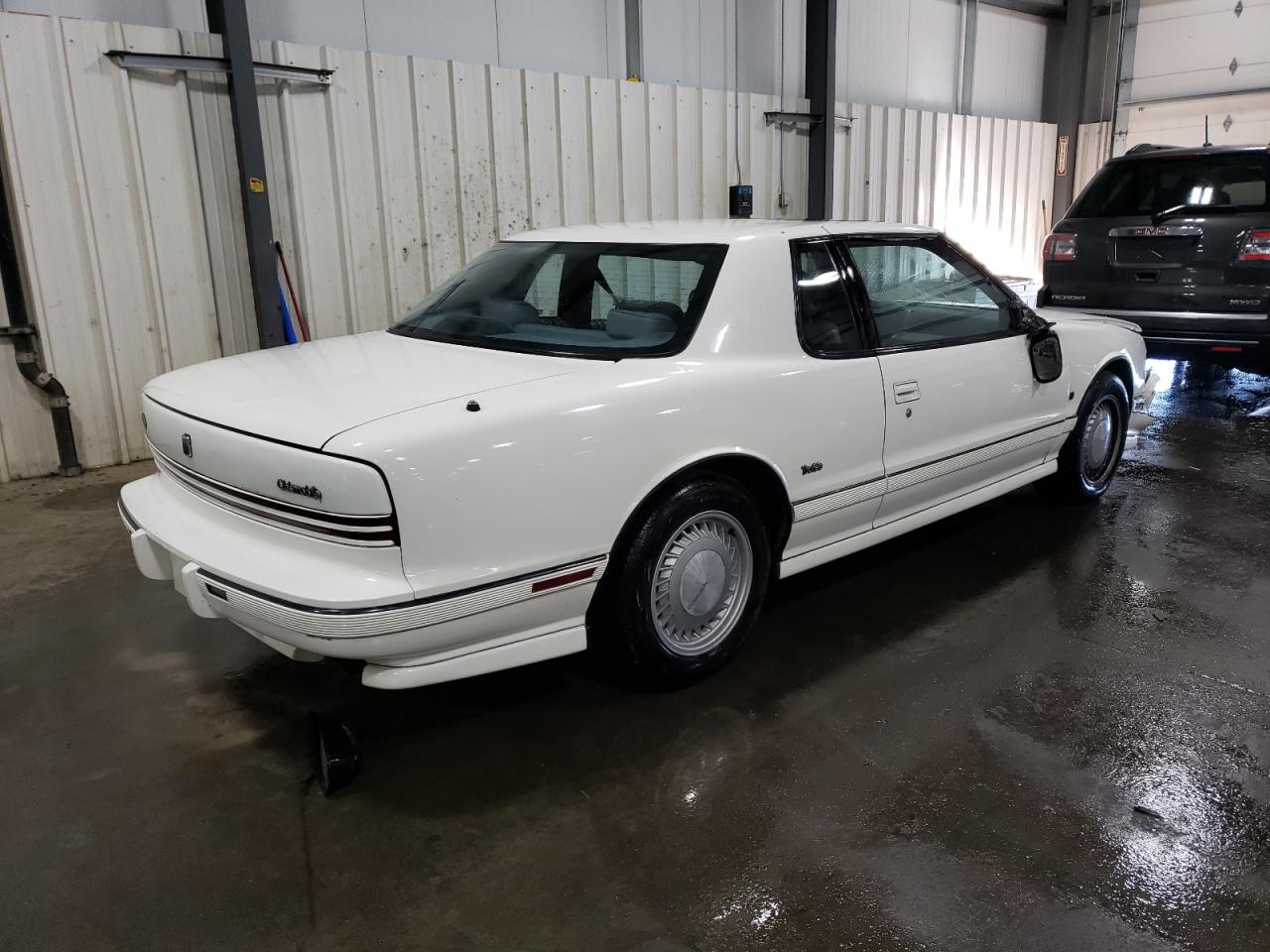 Image 3 of 1990 OLDSMOBILE TORONADO TROFEO 1990 with VIN 1G3EV13C3LU310515
