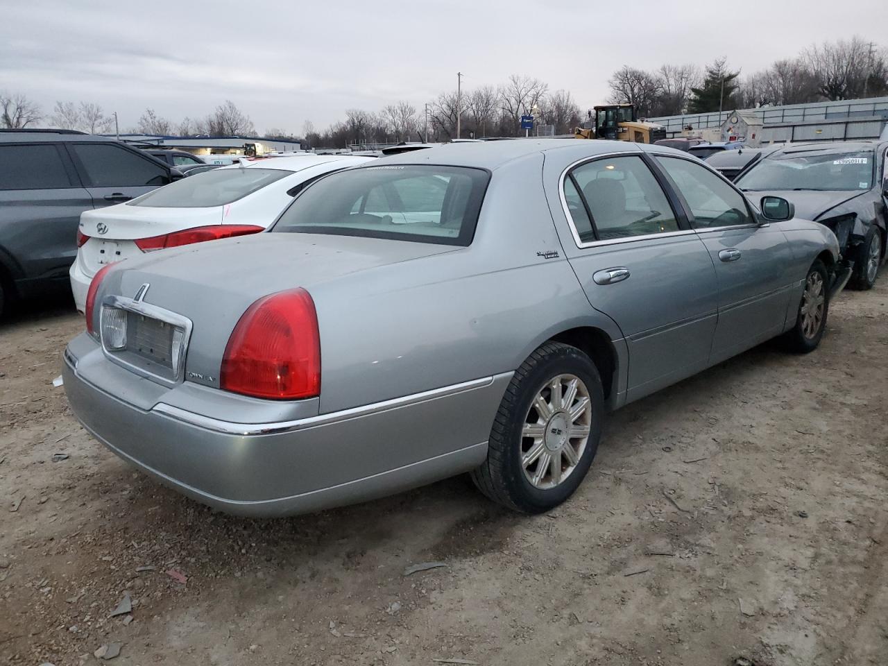 Image 3 of 2006 LINCOLN TOWN CAR SIGNATURE LIMITED 2006 with VIN 1LNHM82VX6Y611447