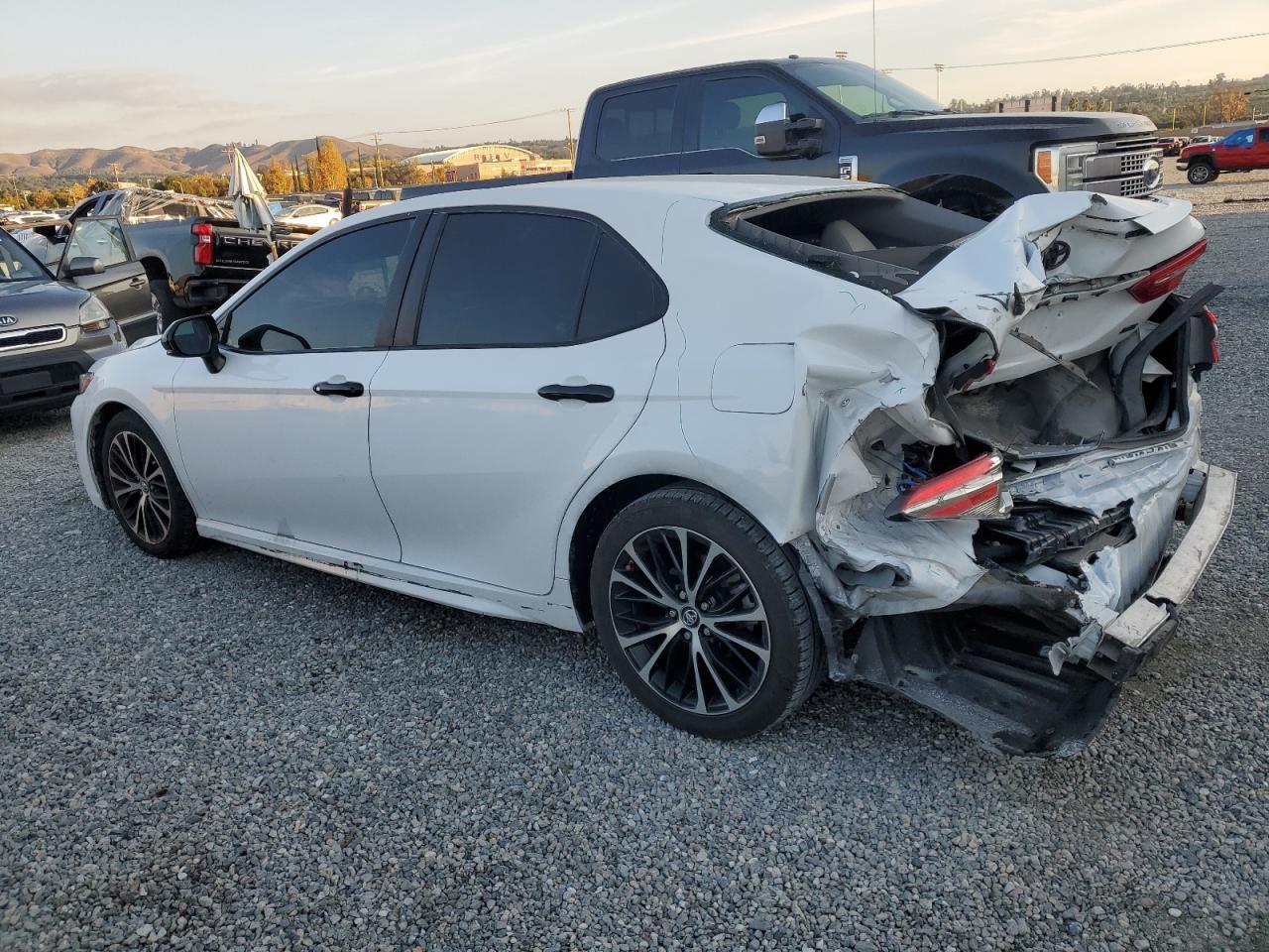 Obraz 2 z 2018 TOYOTA CAMRY L 2018 z VIN 4T1B11HK8JU063340