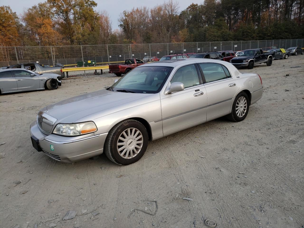 Obraz 1 z 2005 LINCOLN TOWN CAR SIGNATURE LIMITED 2005 z VIN 1LNHM82W55Y643598