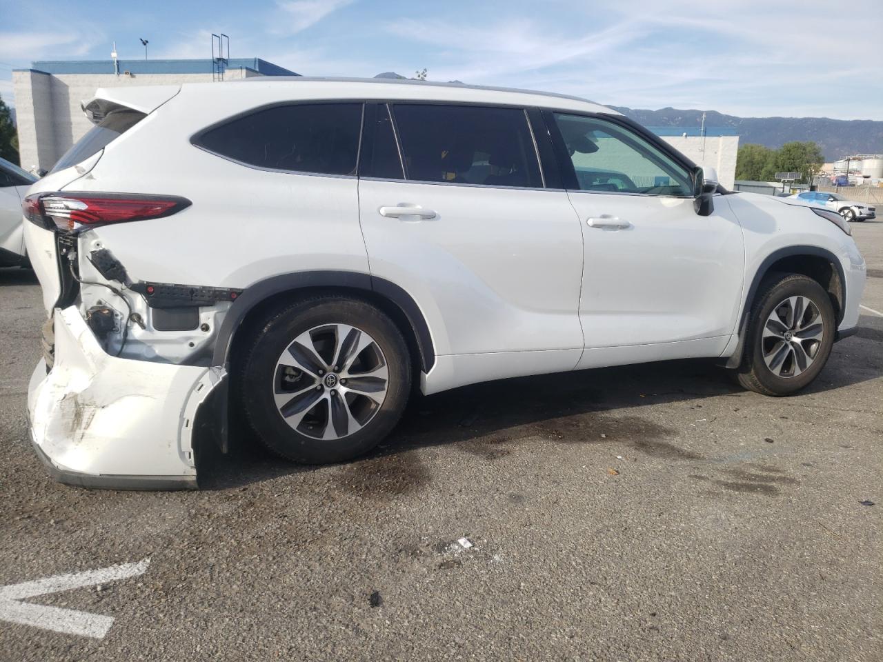 Изображение 3 2022 TOYOTA HIGHLANDER XLE 2022 с VIN 5TDHZRAH8NS101390