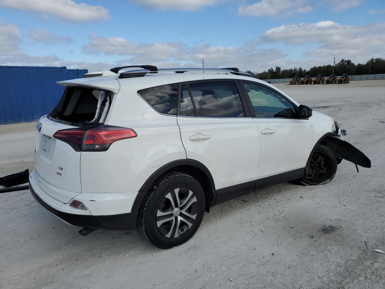 Obraz 3 z 2018 TOYOTA RAV4 LE 2018 z VIN JTMBFREV3JJ216727