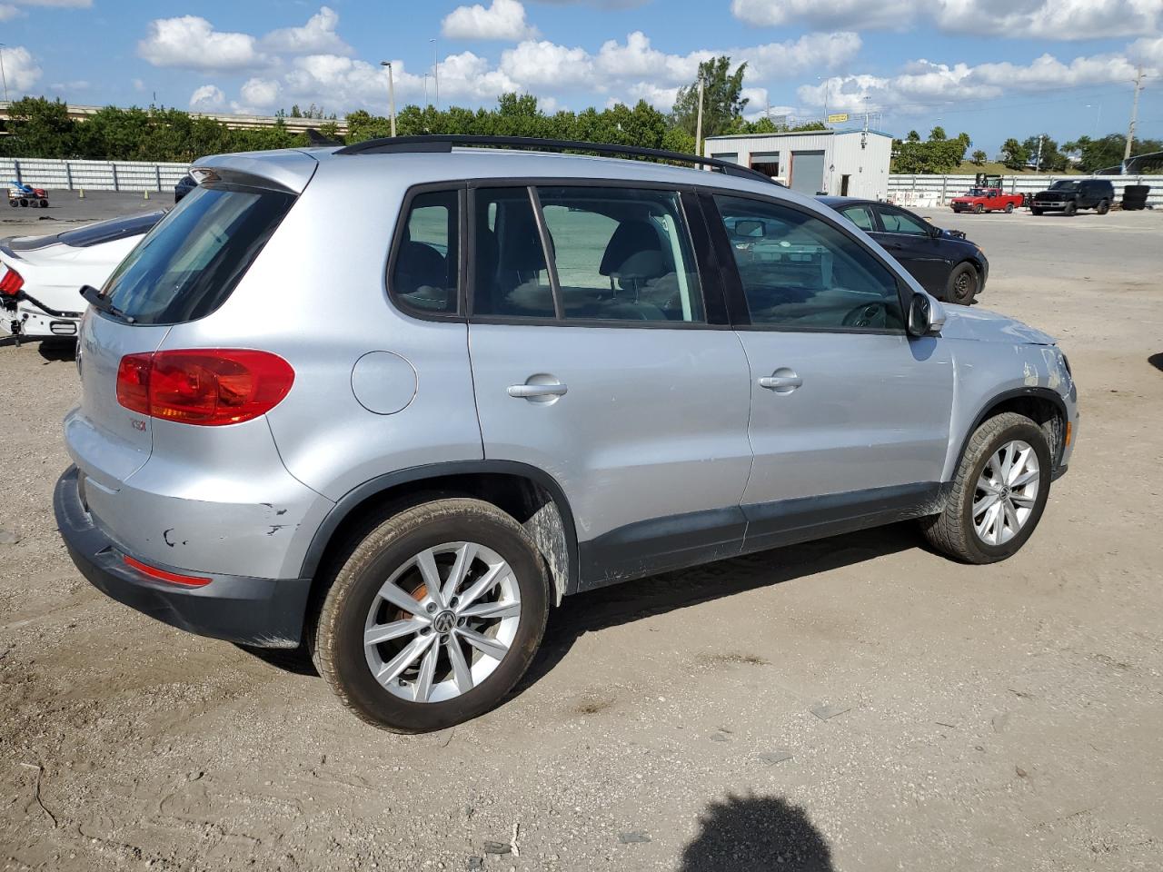 Изображение 3 2017 VOLKSWAGEN TIGUAN S 2017 с VIN WVGAV7AX3HK047612