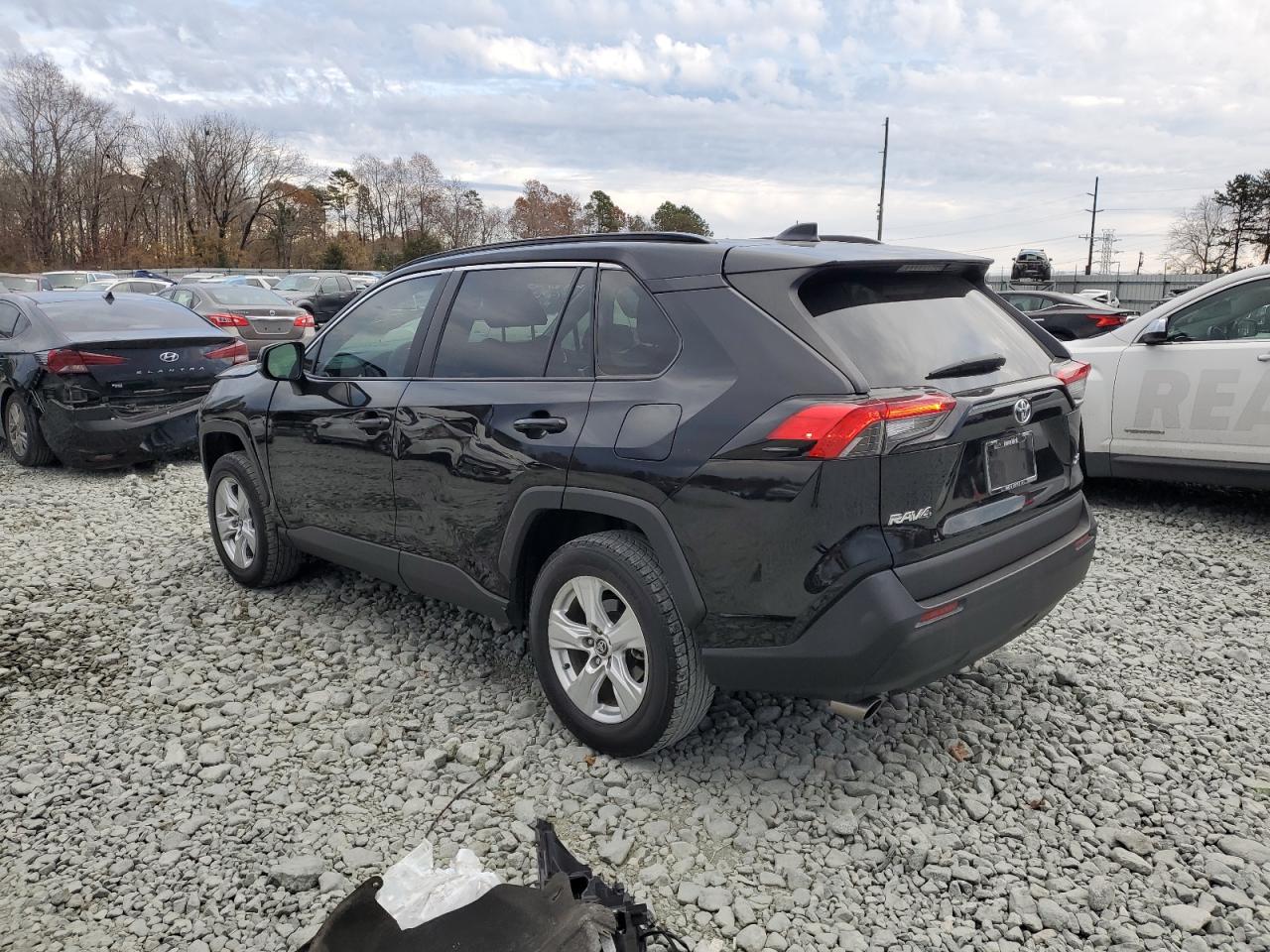 Obraz 2 z 2021 TOYOTA RAV4 XLE 2021 z VIN 2T3W1RFV2MW104313