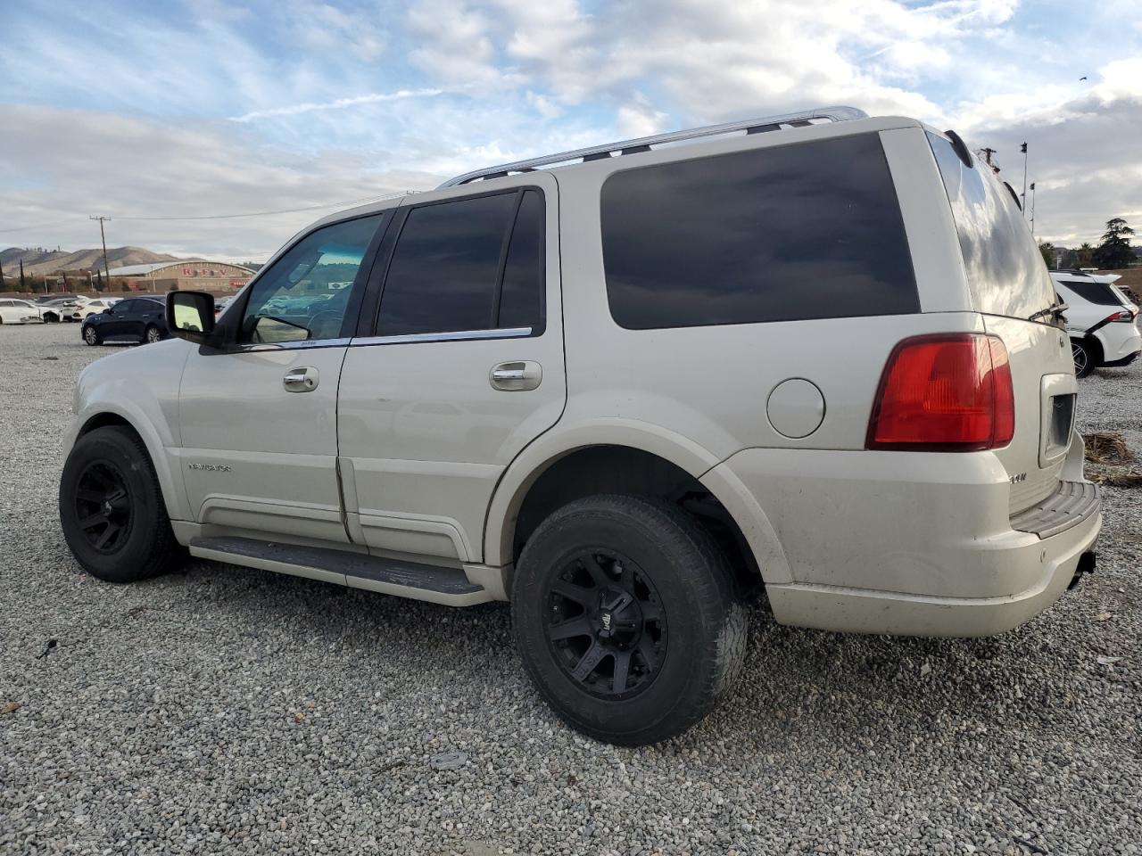 Изображение 2 2004 LINCOLN NAVIGATOR  2004 с VIN 5LMFU28R44LJ36822