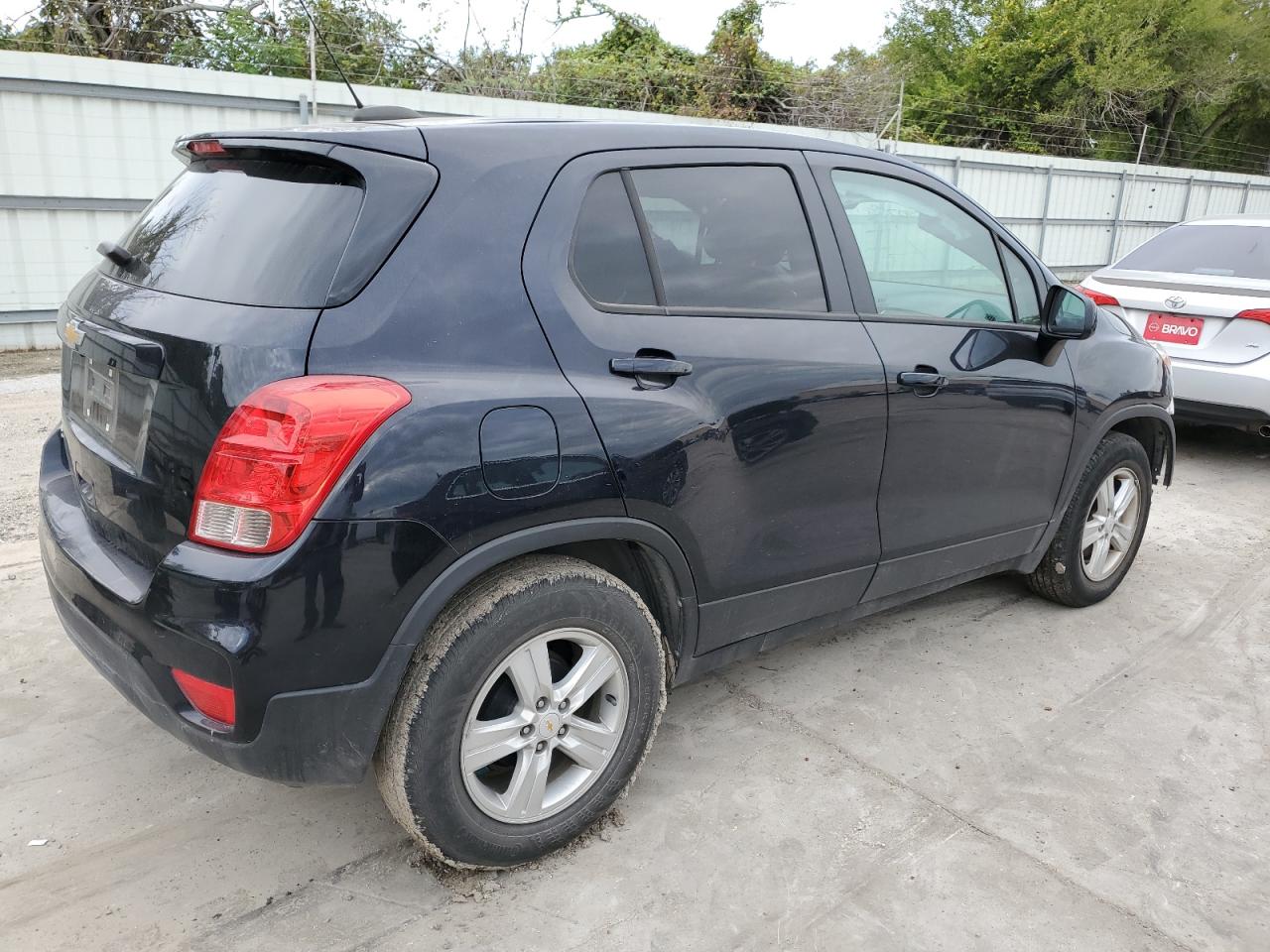 Obraz 3 z 2021 CHEVROLET TRAX LS 2021 z VIN KL7CJKSB7MB322016