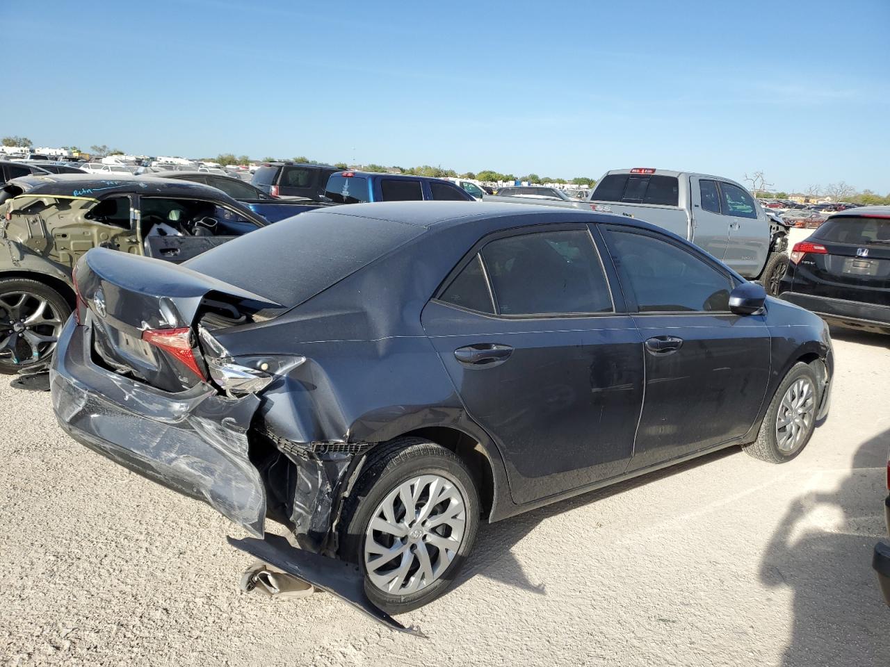 Obraz 3 z 2018 TOYOTA COROLLA L 2018 z VIN 5YFBURHE8JP845865