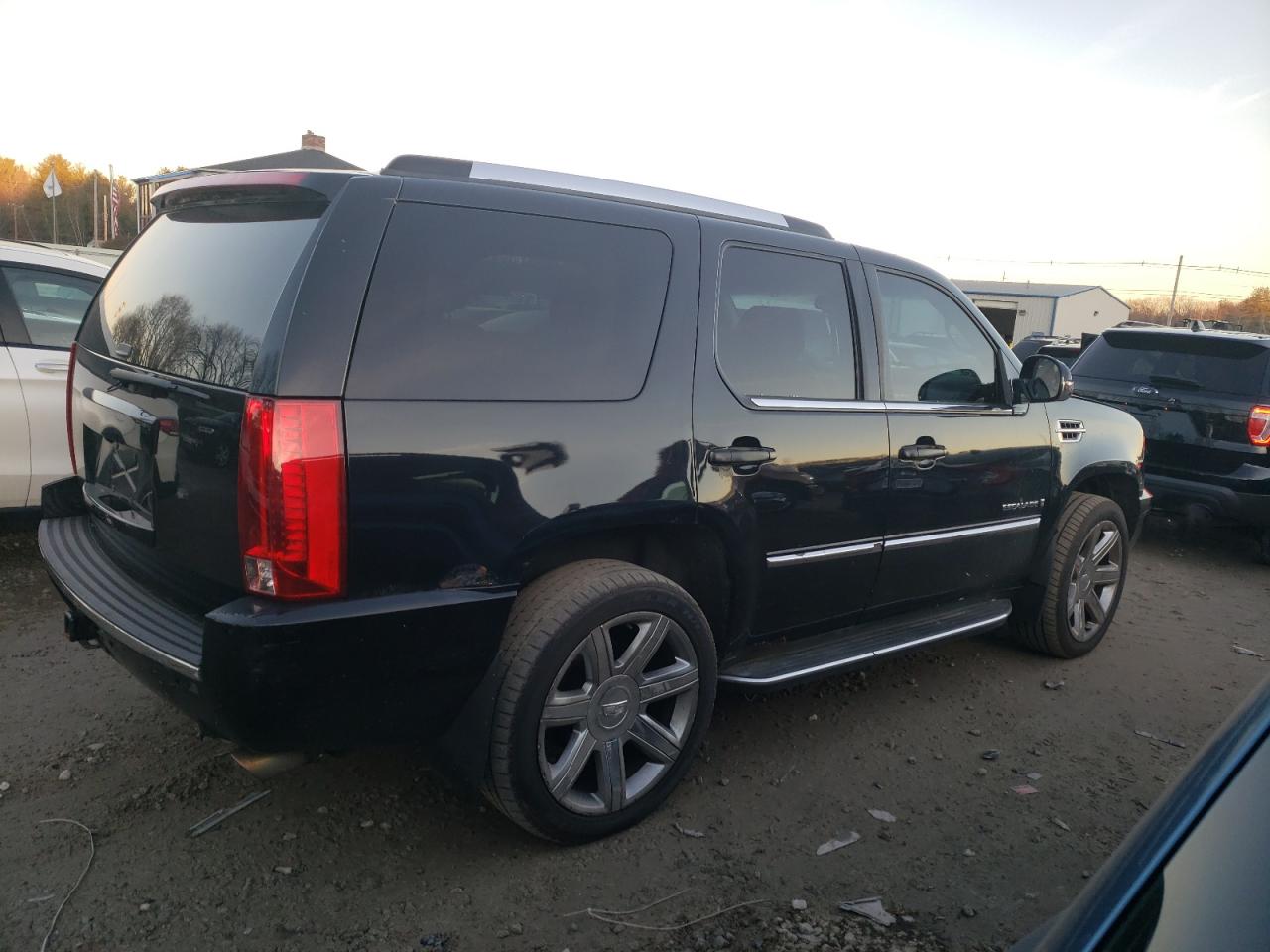 Image 3 of 2008 CADILLAC ESCALADE LUXURY 2008 with VIN 1GYFK63878R131372
