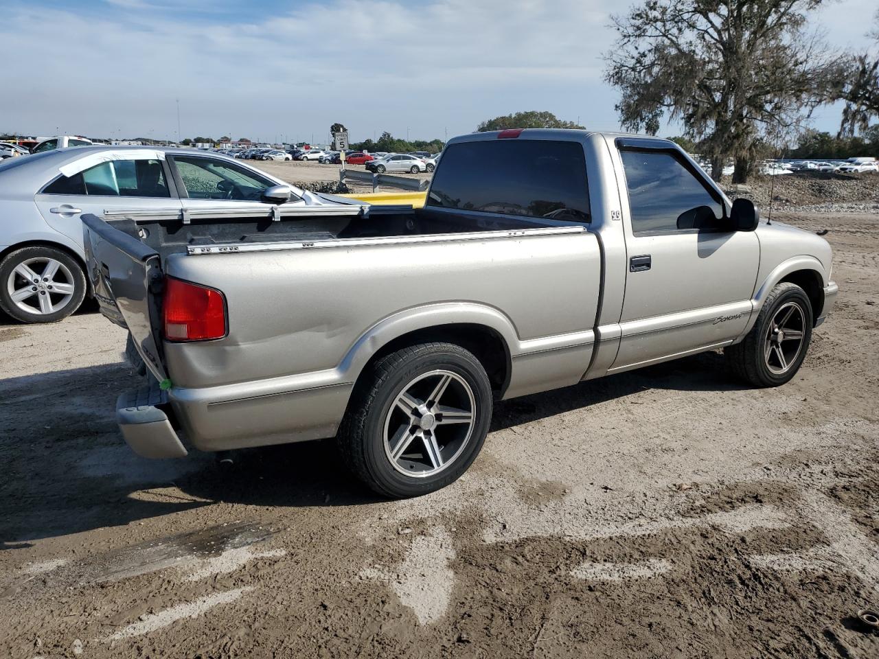 Image 3 of 1998 GMC SONOMA  1998 with VIN 1GTCS1446W8531336