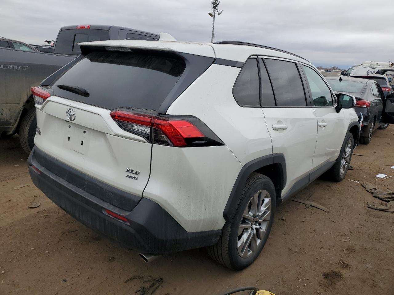 Obraz 3 z 2021 TOYOTA RAV4 XLE PREMIUM 2021 z VIN 2T3A1RFV4MW234538