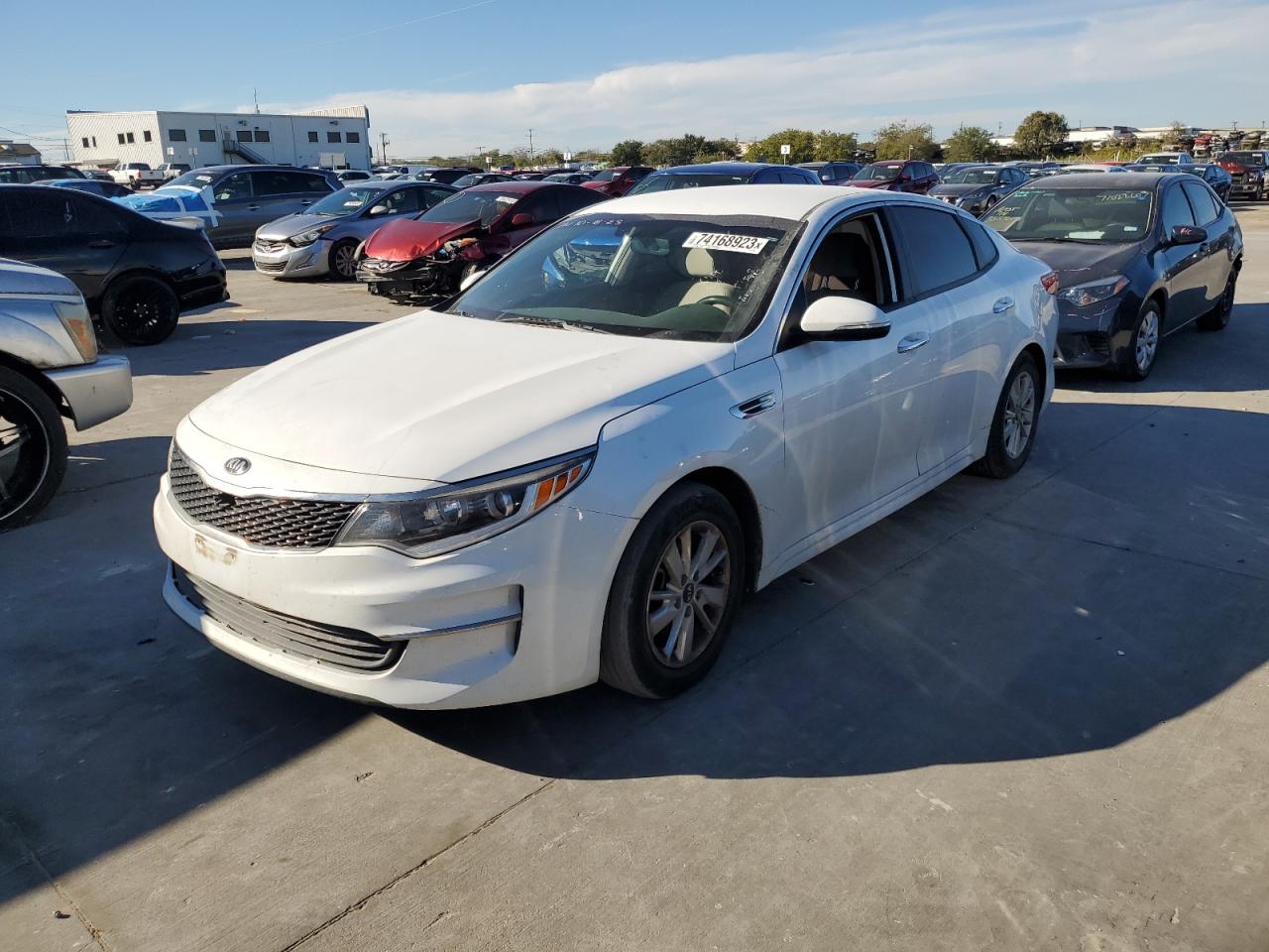 Obraz 1 z 2017 KIA OPTIMA LX 2017 z VIN 5XXGT4L37HG138695