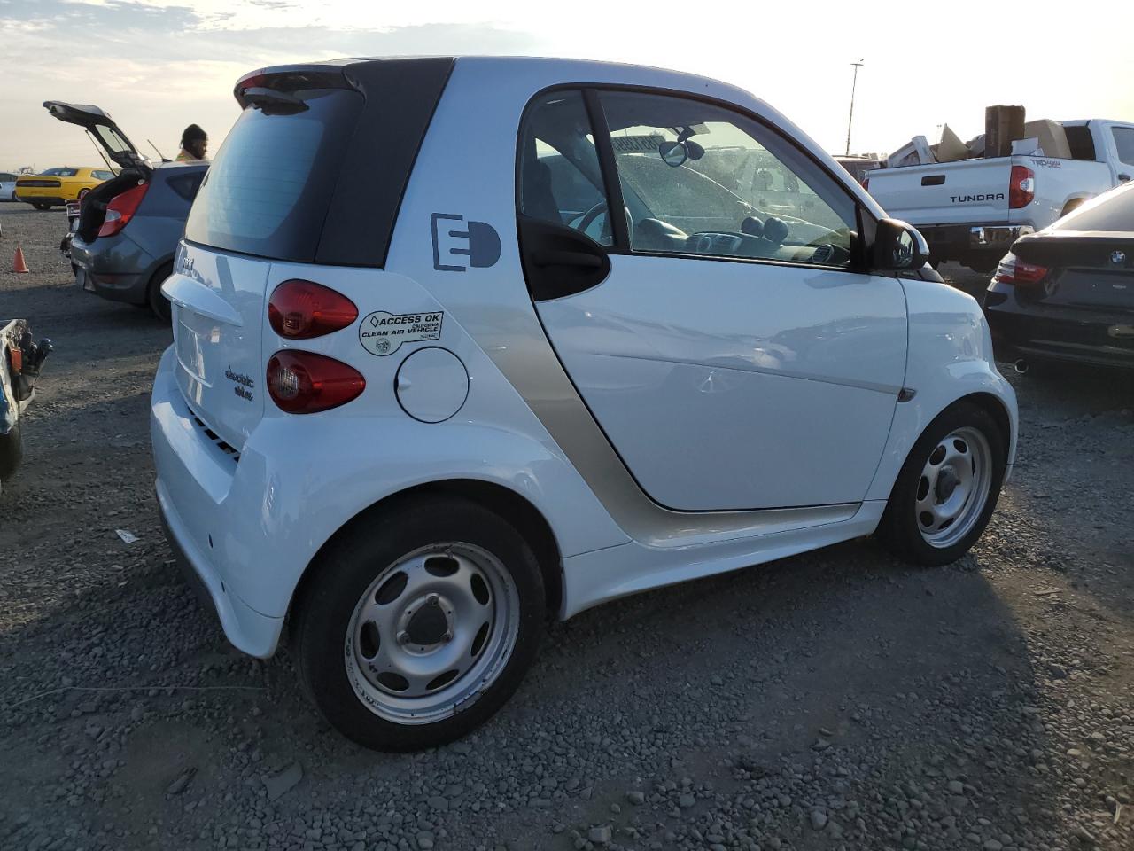 Image 3 of Smart Fortwo 2013 with VIN WMEEJ9AA6DK708683