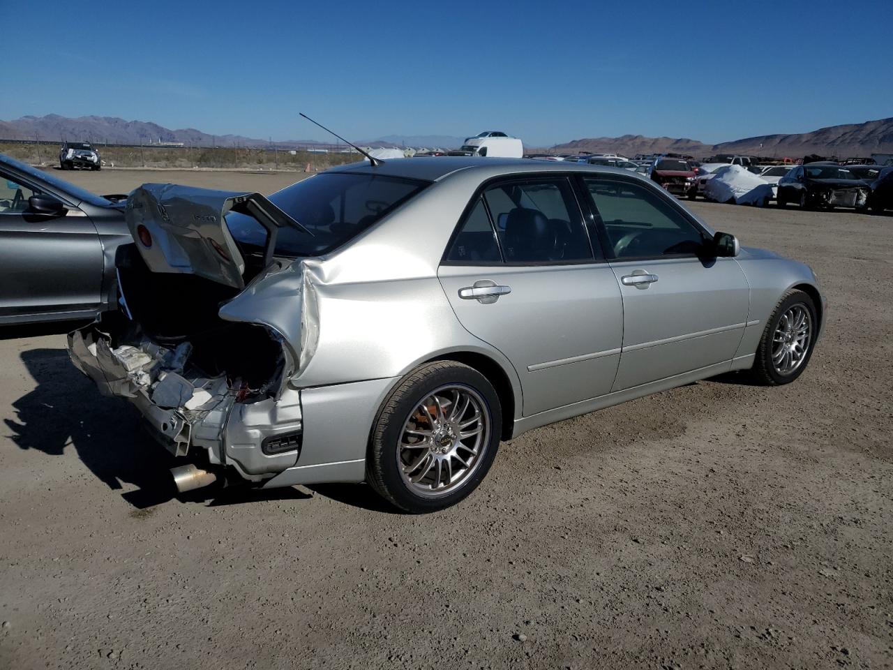 Image 3 of 2001 LEXUS IS 300 2001 with VIN JTHBD182X10006297