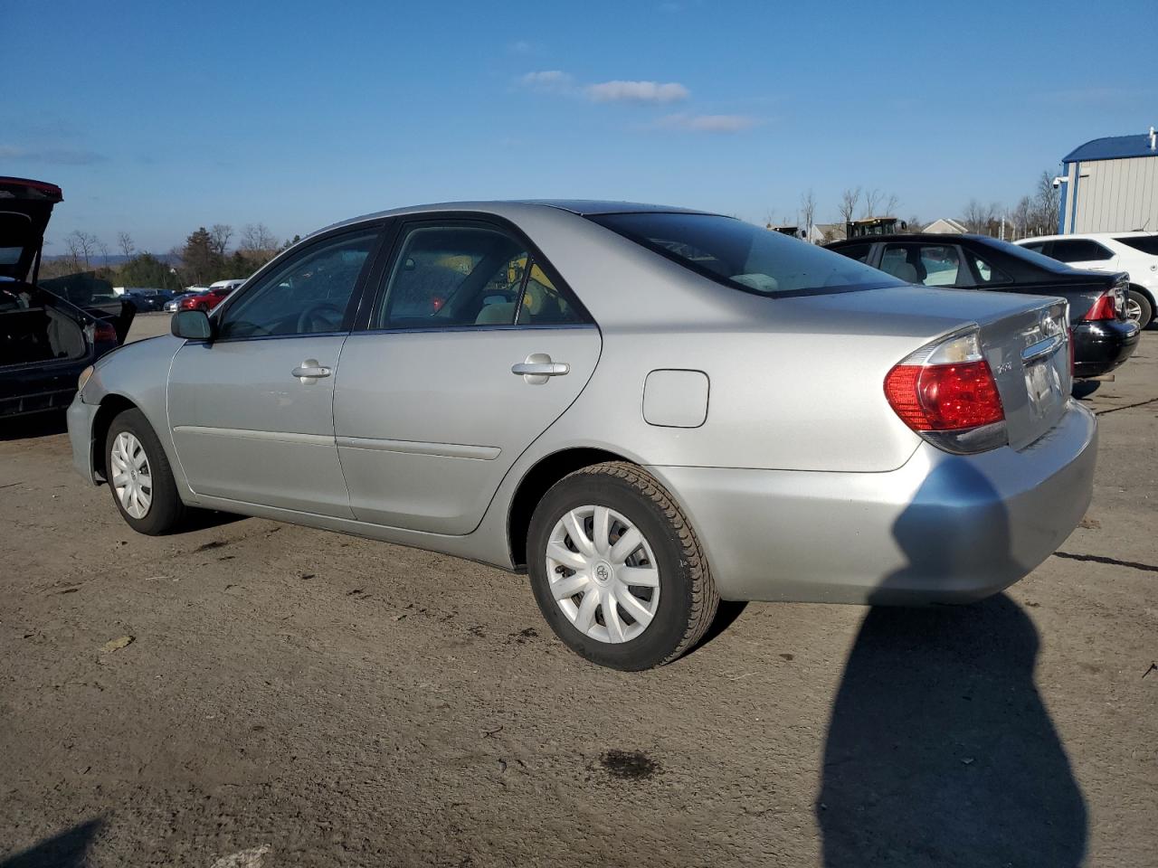 Image 2 of 2005 TOYOTA CAMRY LE 2005 with VIN 4T1BE32KX5U025042