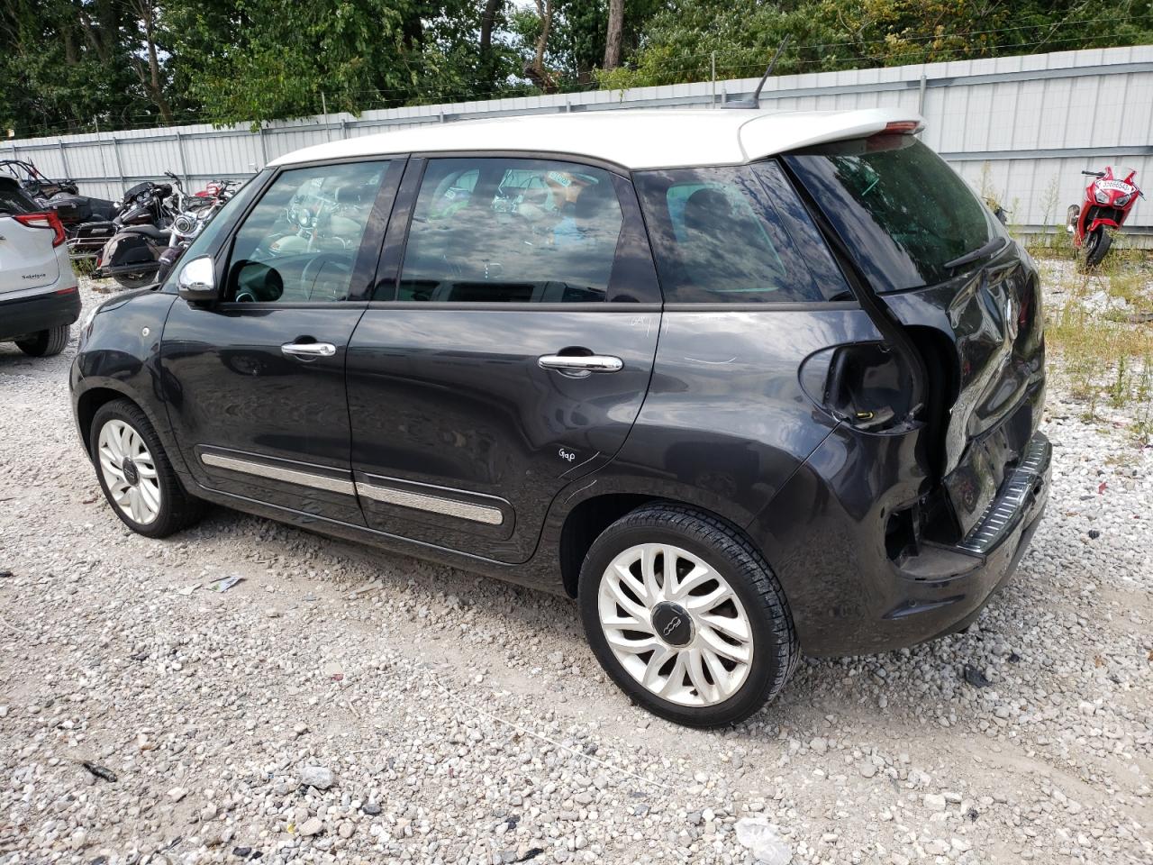 Image 2 of 2015 FIAT 500L LOUNGE 2015 with VIN ZFBCFACH8FZ035038
