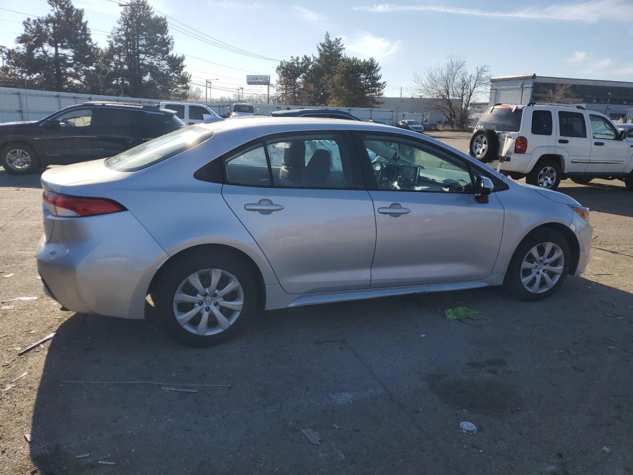 Image 3 of 2020 TOYOTA COROLLA LE 2020 with VIN 5YFEPRAE7LP068516
