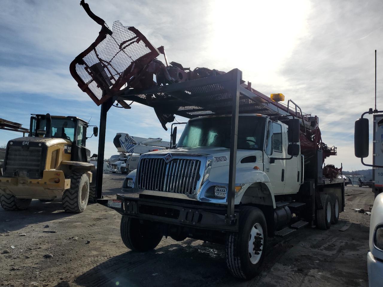 Image 2 of 2004 INTERNATIONAL 7000 7400 2004 with VIN 1HTWJADT74J016281