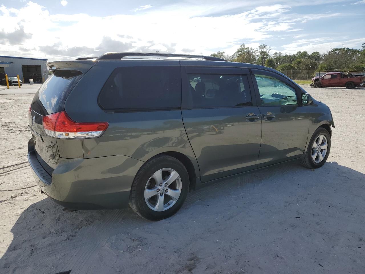 Изображение 3 2013 TOYOTA SIENNA LE 2013 с VIN 5TDKK3DC9DS334331