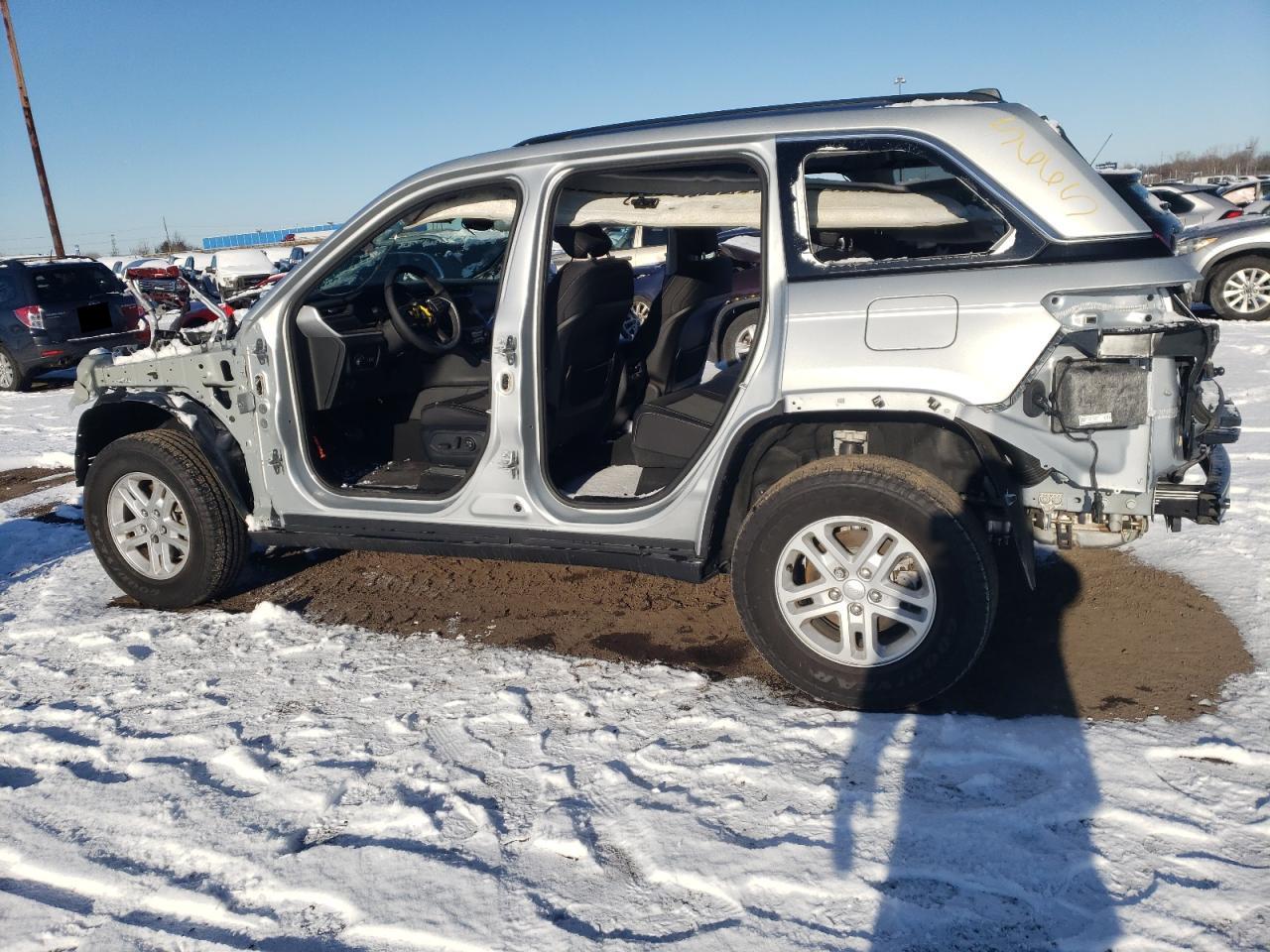 Изображение 2 2023 JEEP GRAND CHEROKEE LAREDO 2023 с VIN 1C4RJHAG2P8105665