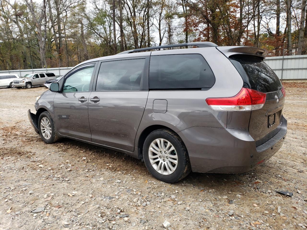 Изображение 2 2014 TOYOTA SIENNA XLE 2014 с VIN 5TDYK3DC1ES433902