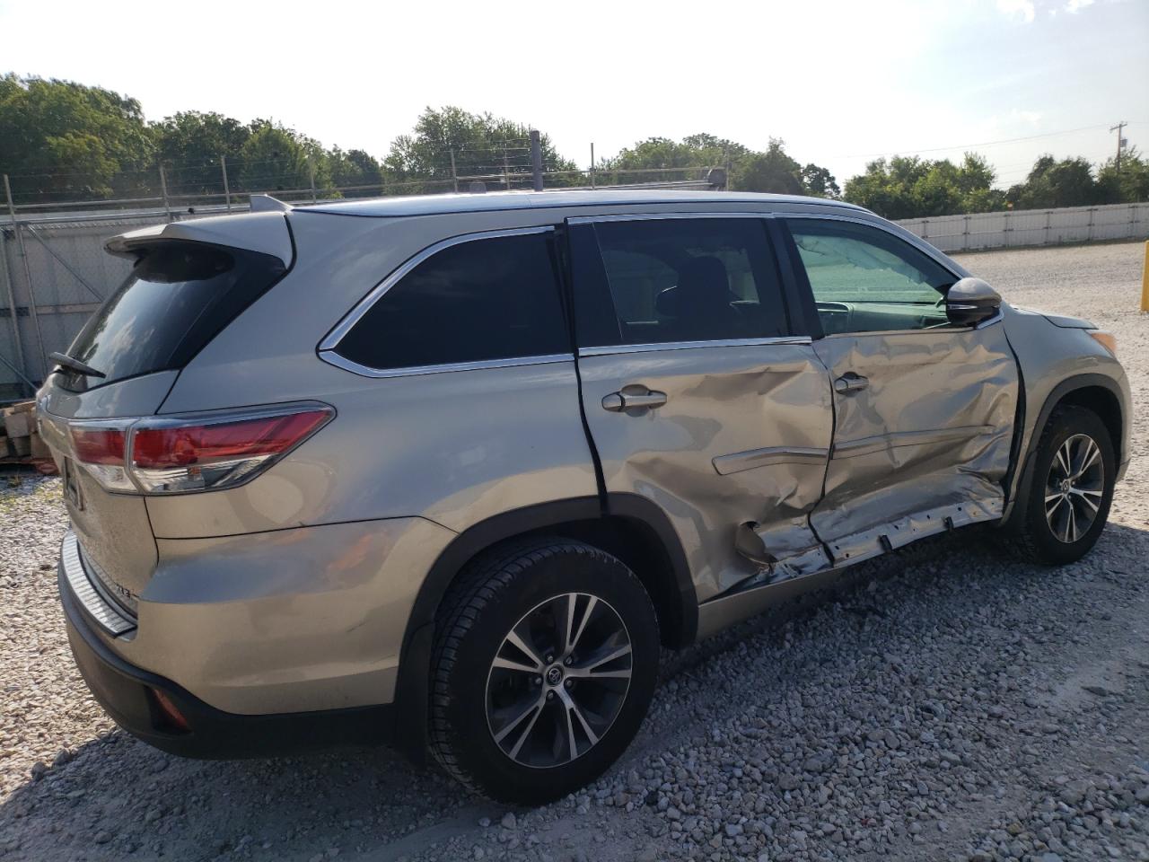 Изображение 3 2016 TOYOTA HIGHLANDER XLE 2016 с VIN 5TDJKRFH5GS503711