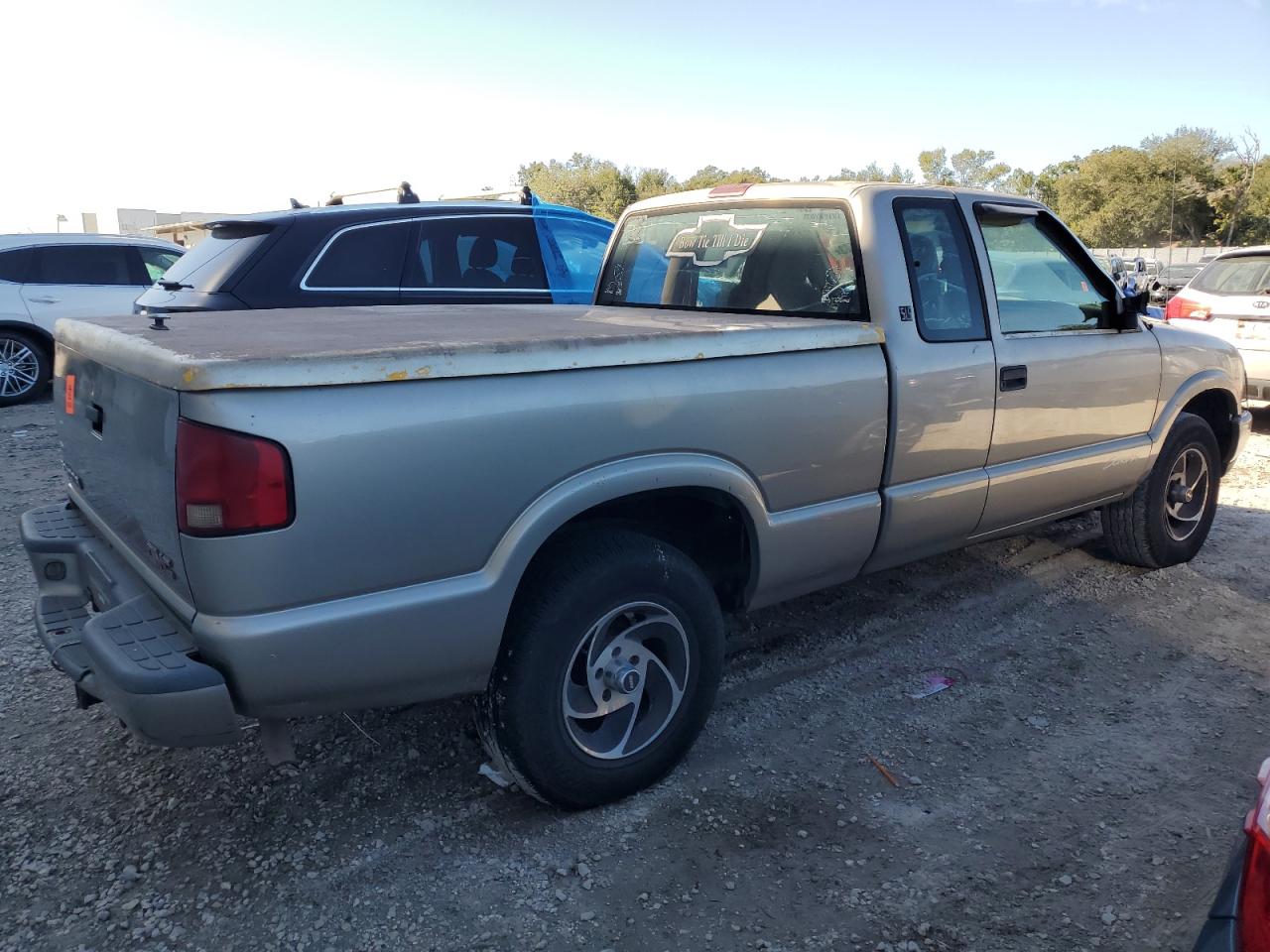 Image 3 of 1999 GMC SONOMA  1999 with VIN 1GTCS19W6X8533308