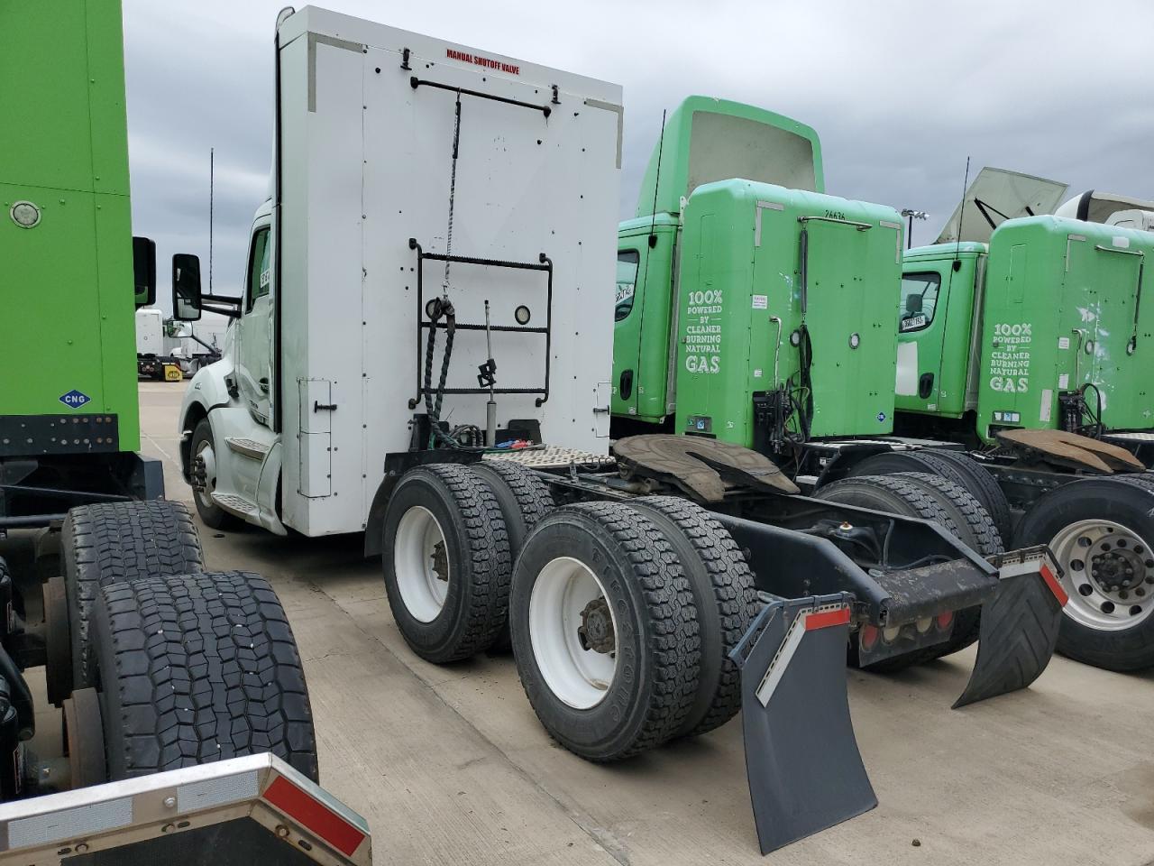 Image 3 of 2016 KENWORTH CONSTRUCTION T680 2016 with VIN 1NKYD39XXGJ116625