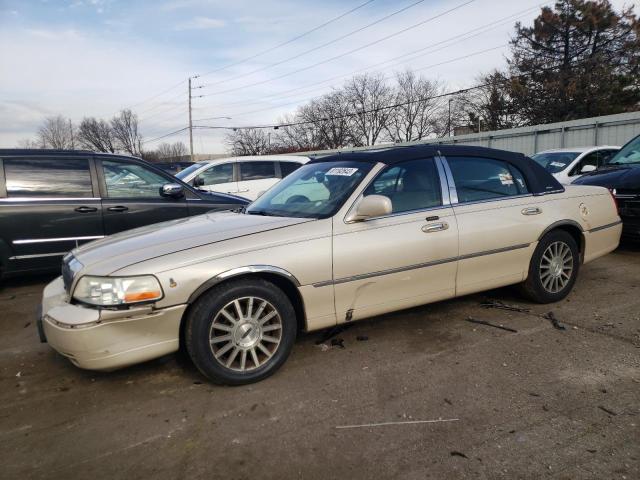 Obraz 1 z 2003 LINCOLN TOWN CAR SIGNATURE 2003 z VIN 1LNHM82W43Y679988