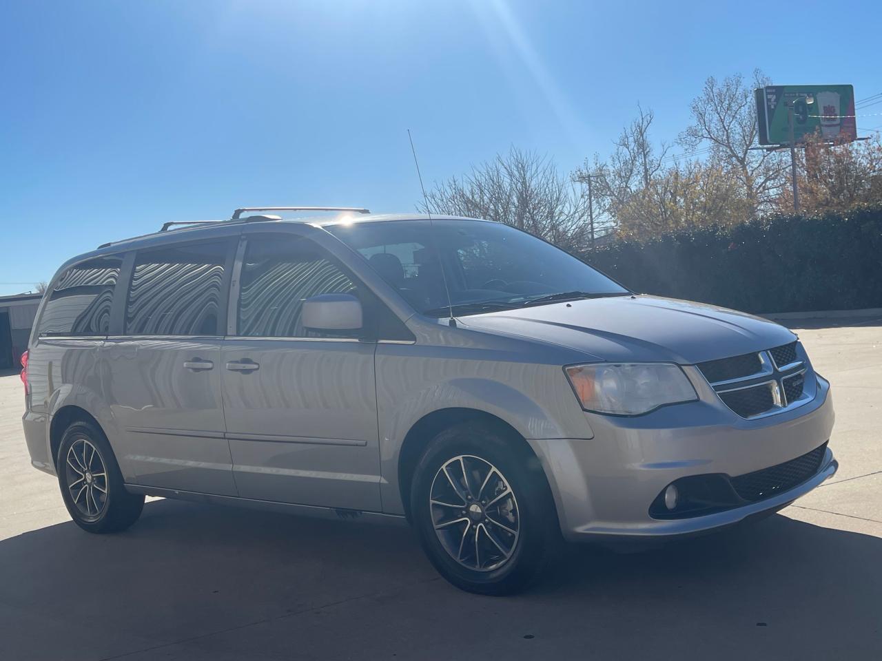 Изображение 1 2017 DODGE GRAND CARAVAN SXT 2017 с VIN 2C4RDGCG6HR779368