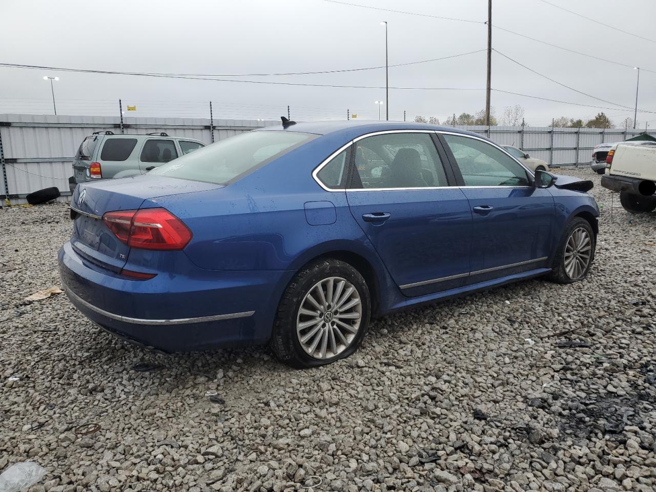 Изображение 3 2017 VOLKSWAGEN PASSAT SE 2017 с VIN 1VWBT7A30HC019818