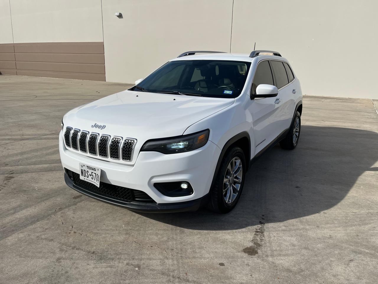Image 2 of 2019 JEEP CHEROKEE LATITUDE PLUS 2019 with VIN 1C4PJLLB9KD205662