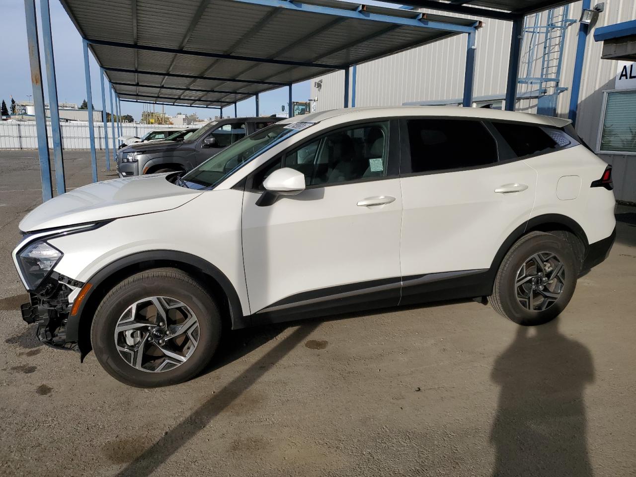 Изображение 1 2023 KIA SPORTAGE LX 2023 с VIN KNDPUCAF1P7166777