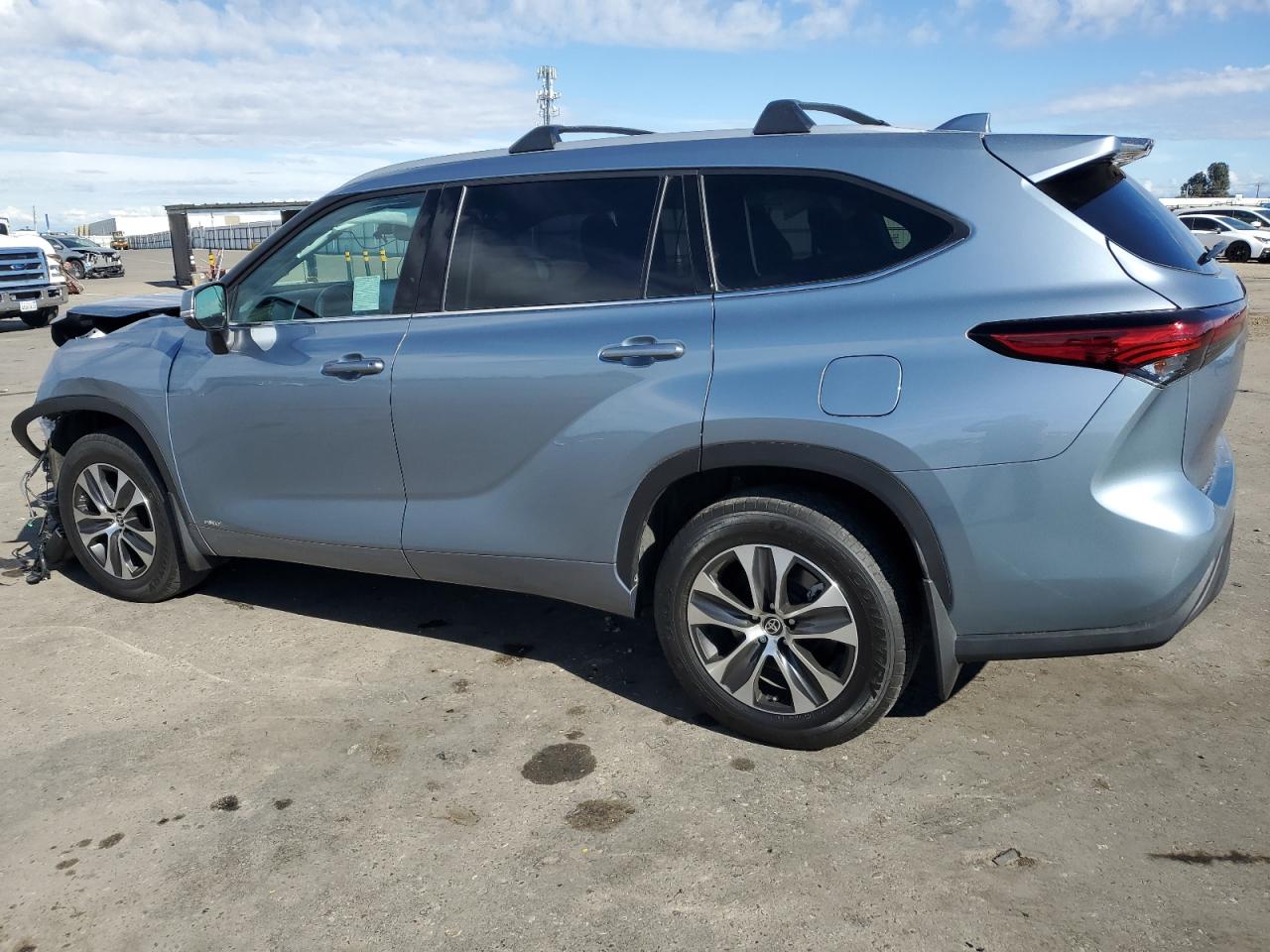 Изображение 2 2022 TOYOTA HIGHLANDER HYBRID XLE 2022 с VIN 5TDHBRCH7NS088763