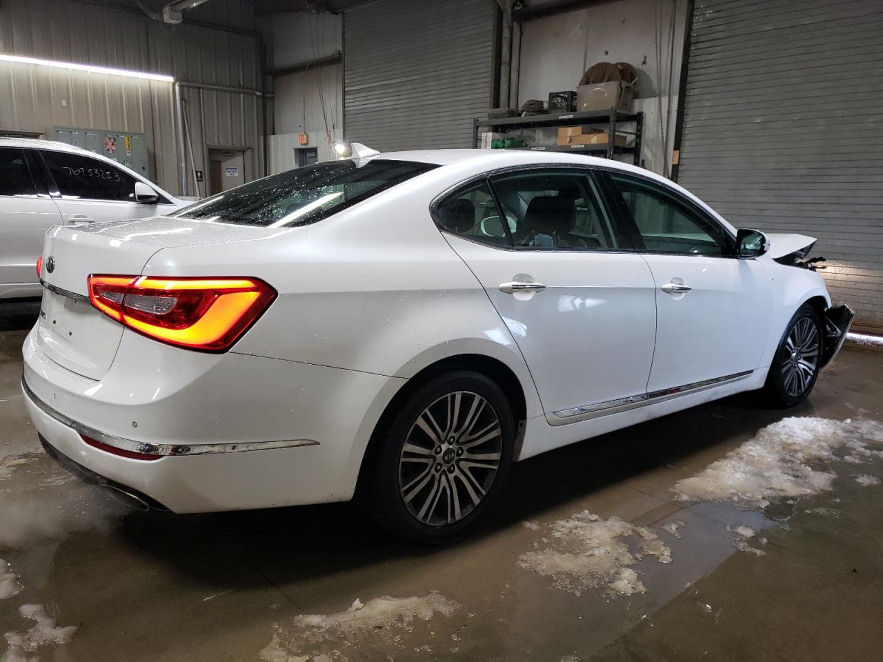 Image 3 of Kia Cadenza Premium 2014 with VIN KNALN4D75E5167667