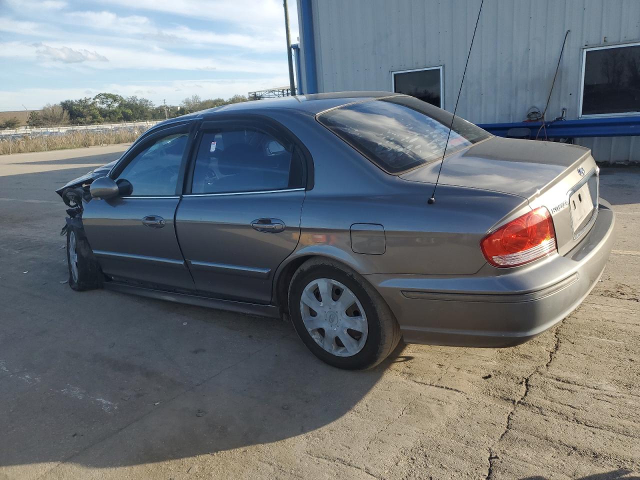 Image 2 of 2004 HYUNDAI SONATA GL 2004 with VIN KMHWF25S44A078842