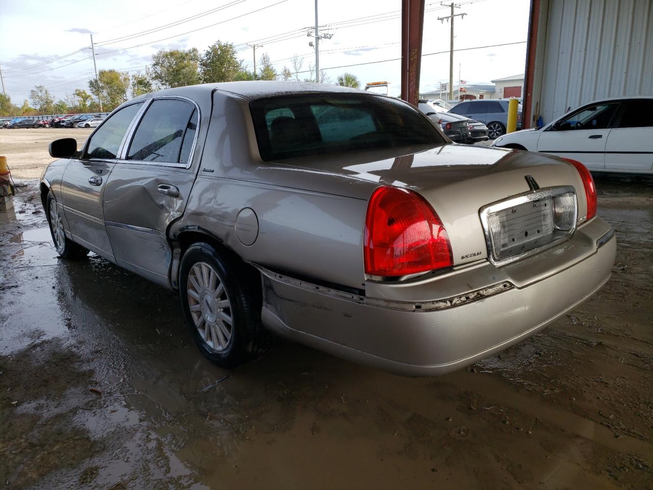 Image 2 of 2003 LINCOLN TOWN CAR EXECUTIVE 2003 with VIN 1LNHM81W43Y618139