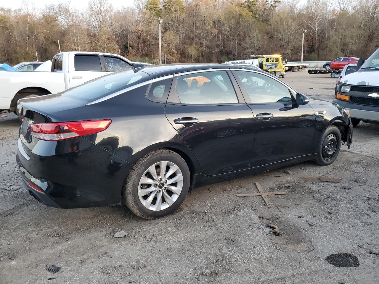 Obraz 3 z 2017 KIA OPTIMA LX 2017 z VIN 5XXGT4L3XHG128341