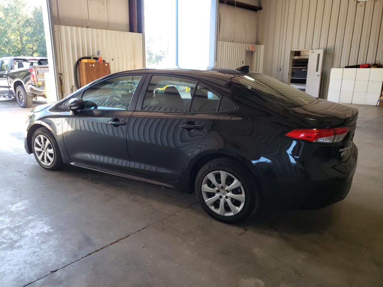 Image 2 of Toyota Corolla Le 2021 with VIN 5YFEPMAE6MP192605