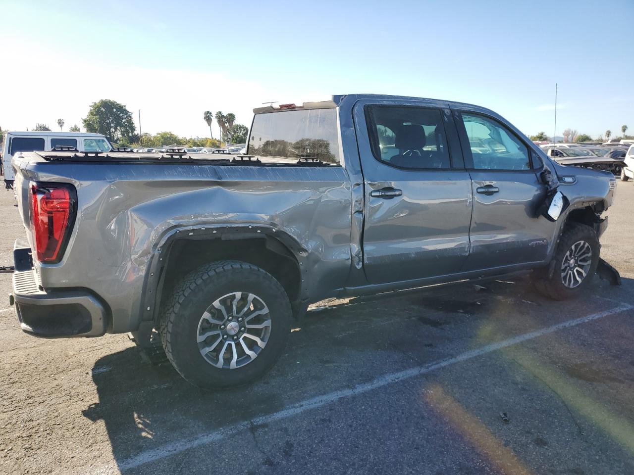 Obraz 3 z 2021 GMC SIERRA K1500 AT4 2021 z VIN 3GTU9EET1MG450068