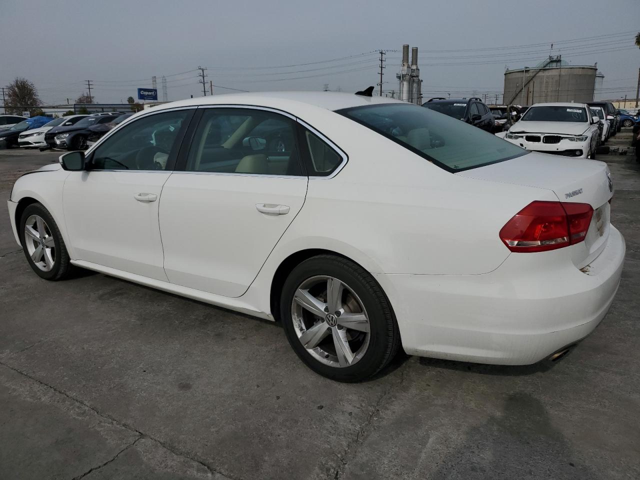 Obraz 2 z 2013 VOLKSWAGEN PASSAT SE 2013 z VIN 1VWBP7A30DC064143