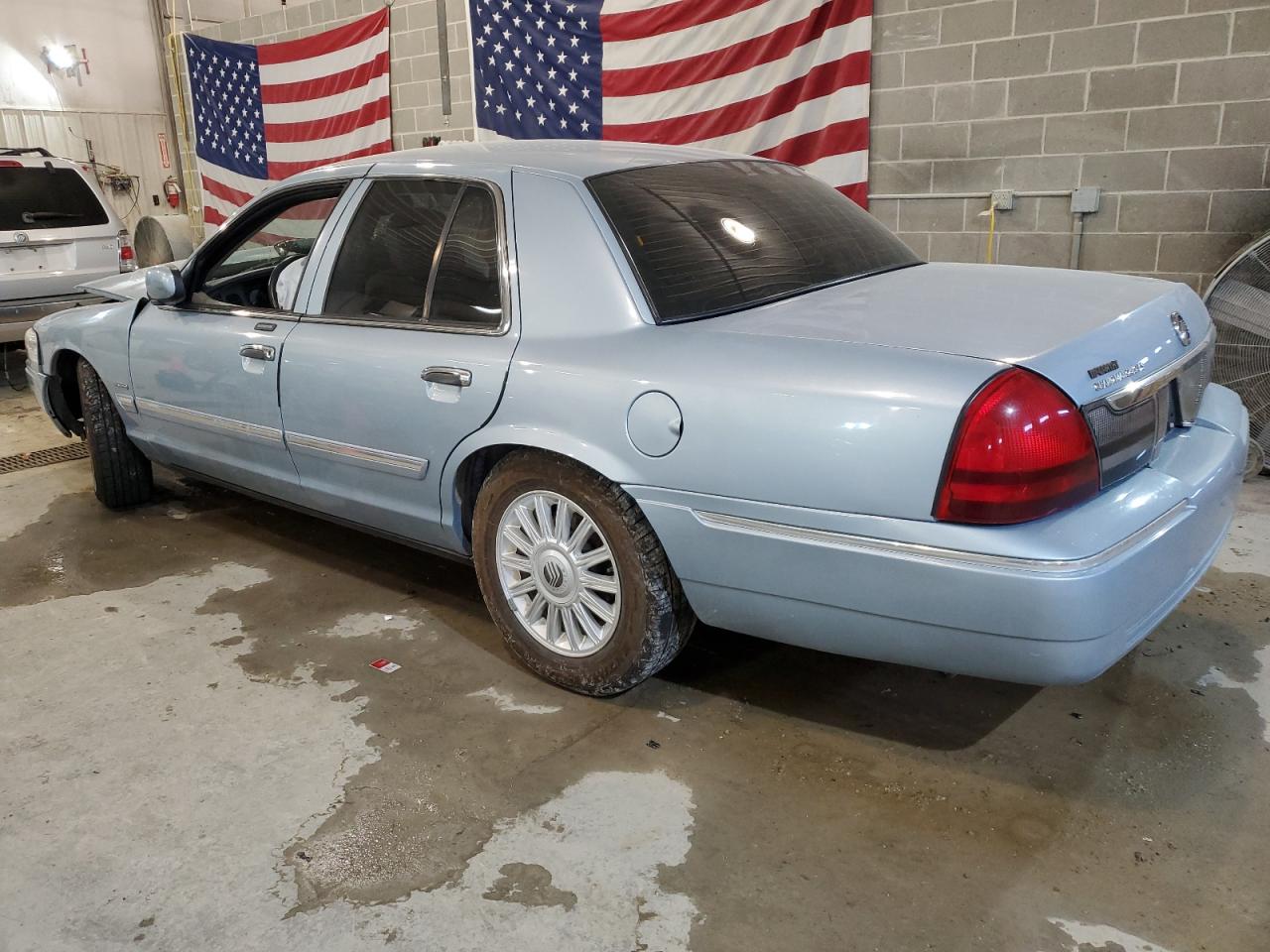 Image 2 of Mercury Grand Marquis Ls 2010 with VIN 2MEBM7FVXAX630604