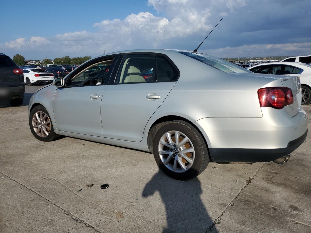 Image 2 of 2010 VOLKSWAGEN JETTA SE 2010 with VIN 3VWRZ7AJ2AM161524