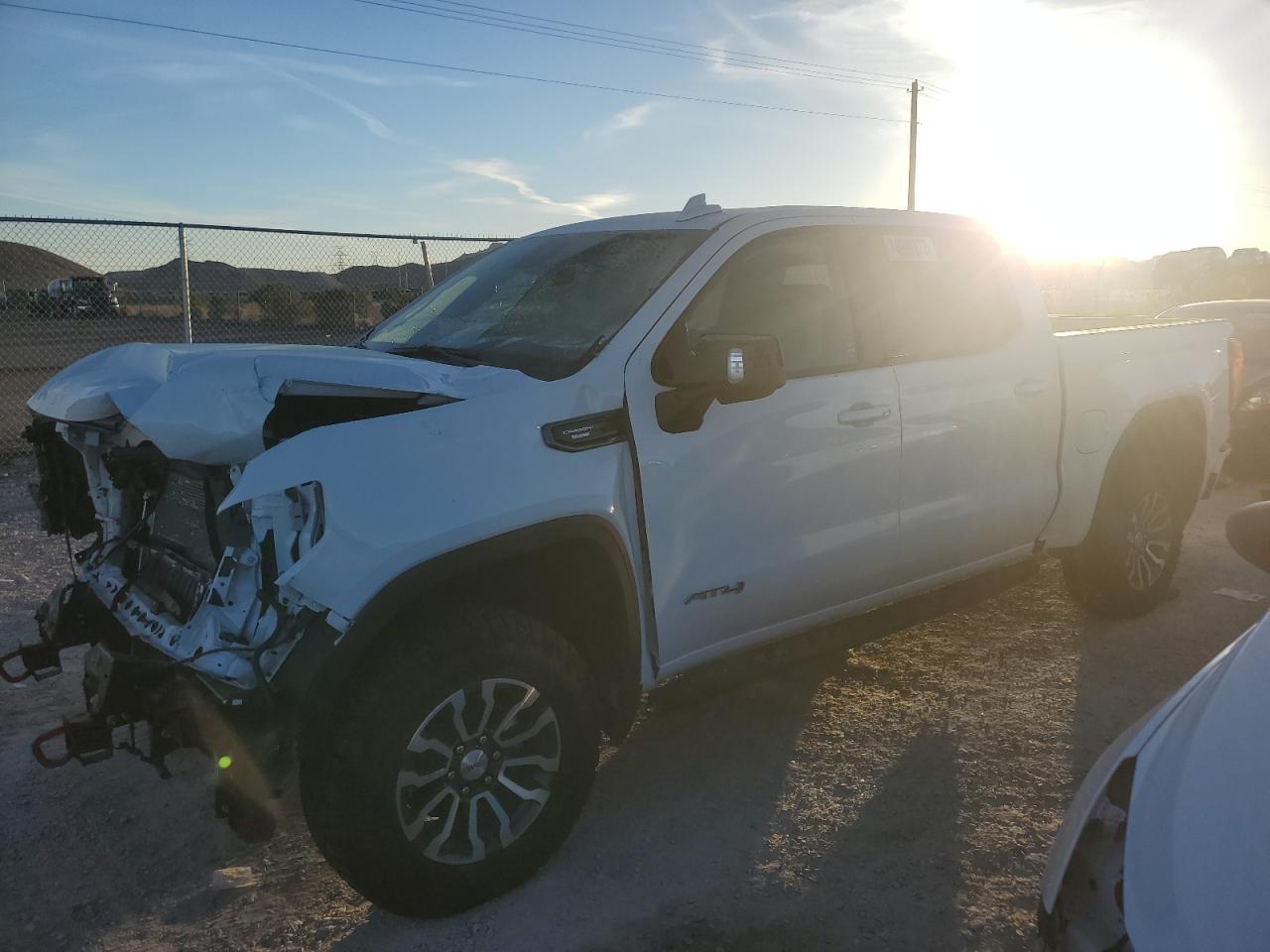 Изображение 1 2022 GMC SIERRA K1500 AT4 2022 с VIN 1GTUUEET4NZ550522