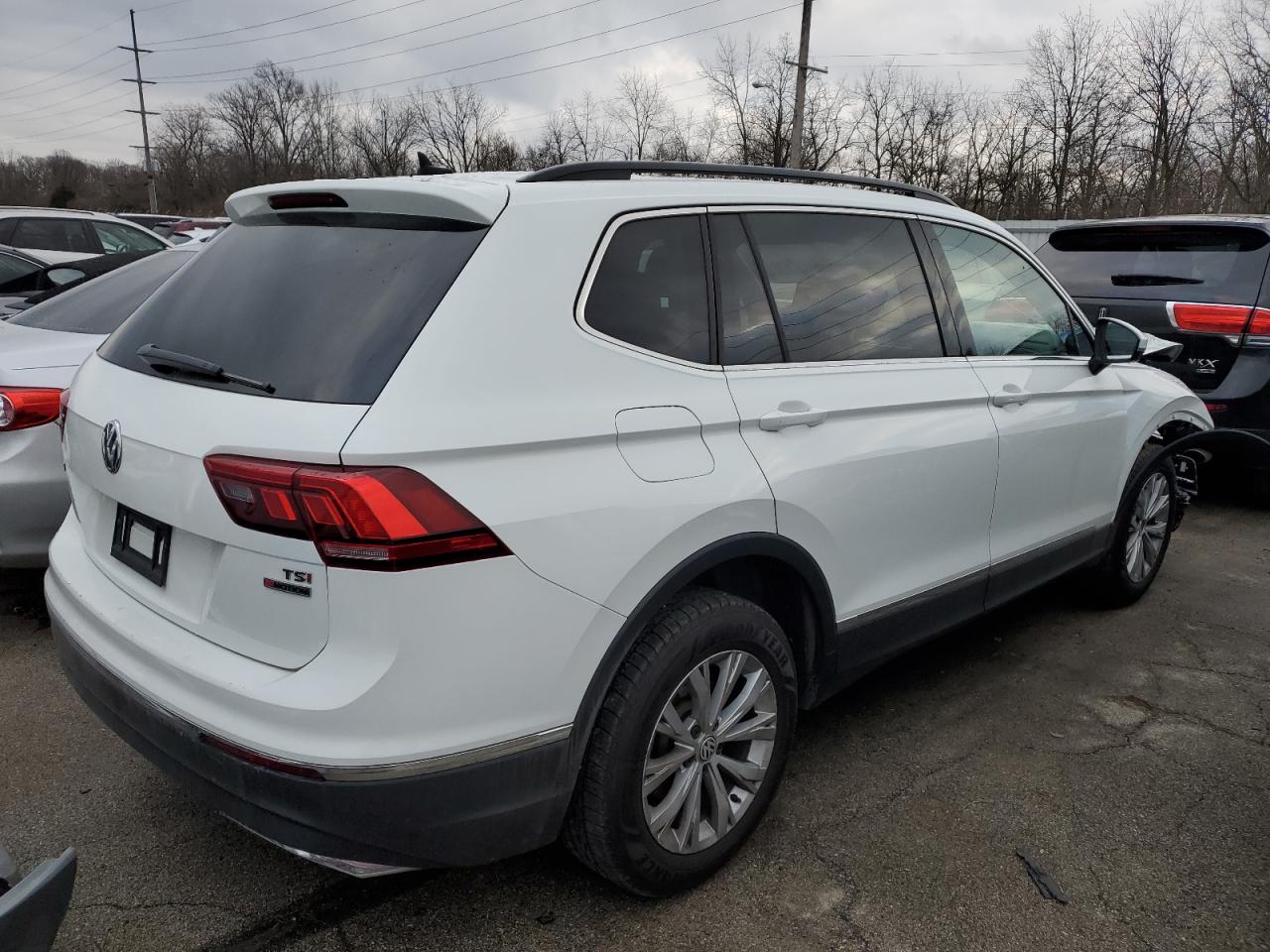 Image 3 of 2018 VOLKSWAGEN TIGUAN SE 2018 with VIN 3VV2B7AX5JM010465