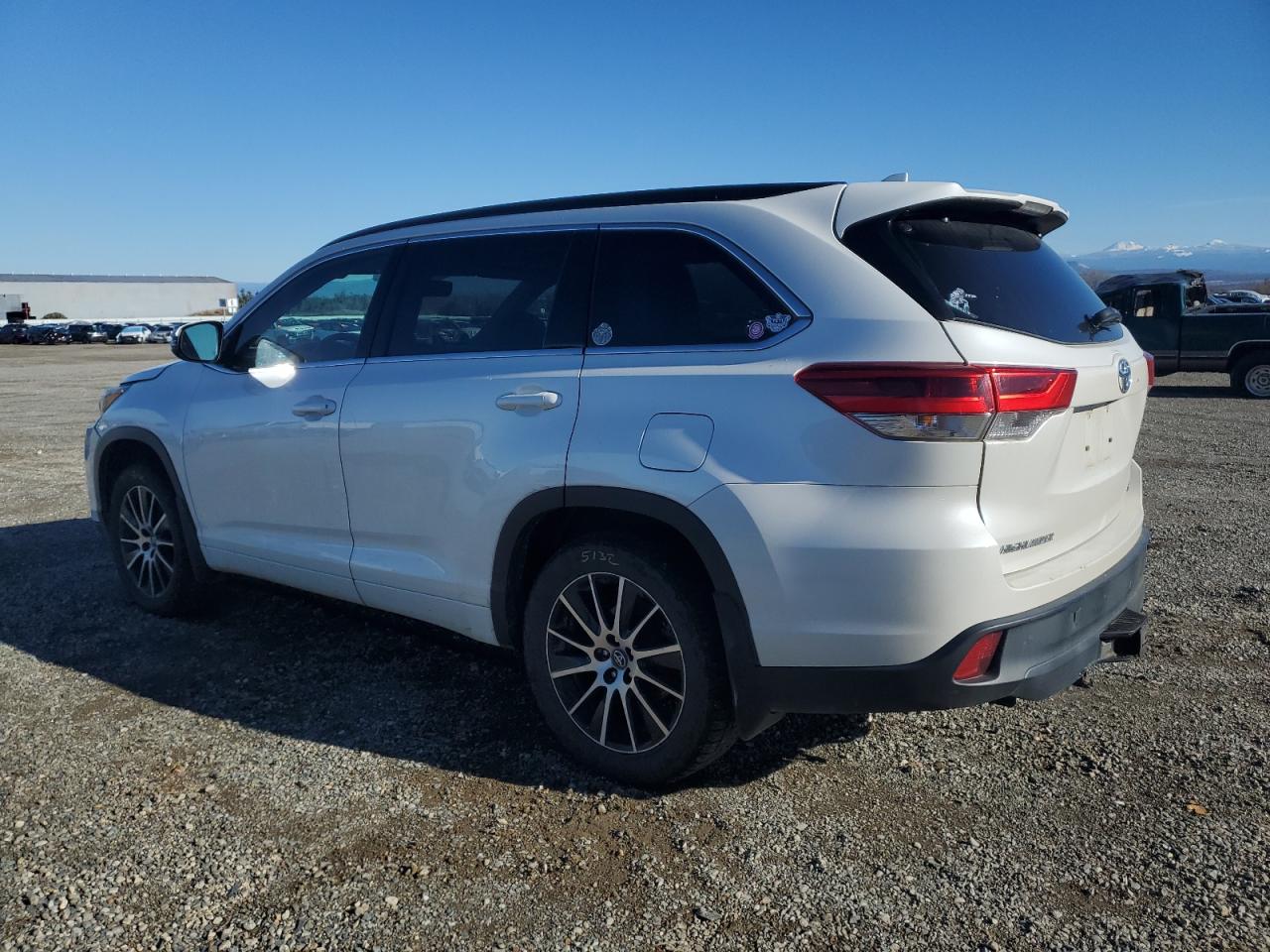 Изображение 2 2017 TOYOTA HIGHLANDER SE 2017 с VIN 5TDJZRFH0HS384060