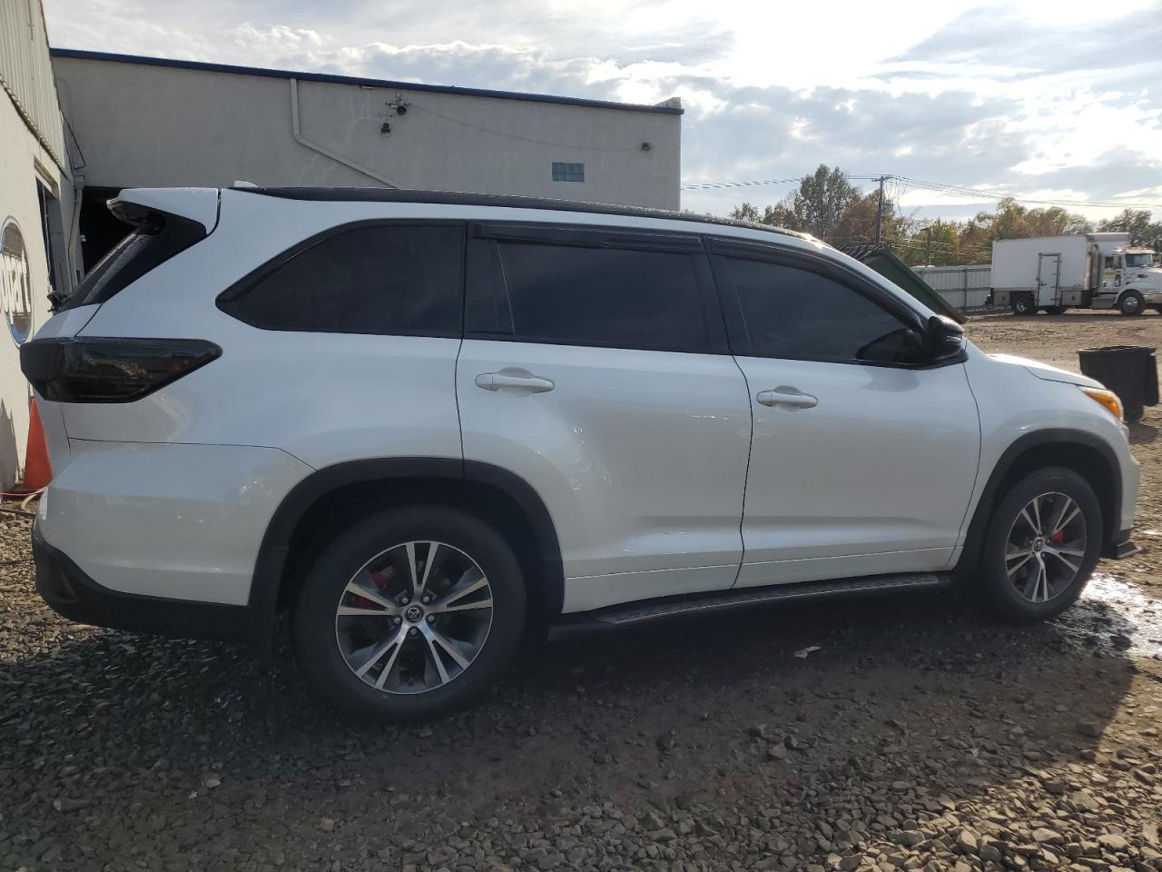 Изображение 3 2016 TOYOTA HIGHLANDER XLE 2016 с VIN 5TDJKRFH8GS321713