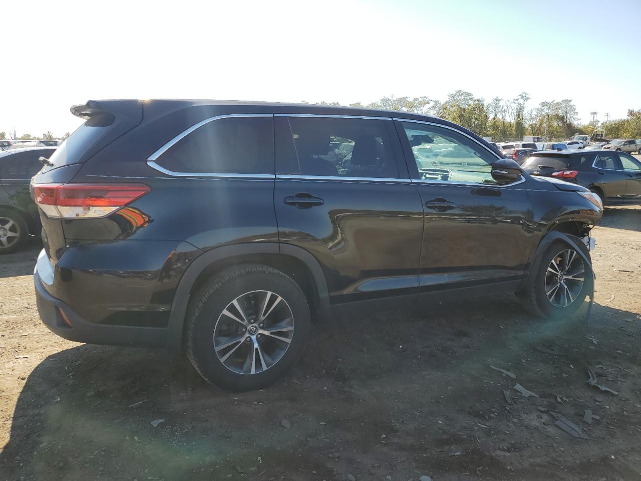 Image 3 of 2019 TOYOTA HIGHLANDER LE 2019 with VIN 5TDBZRFH3KS963197