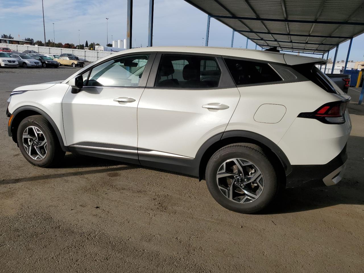 Изображение 2 2023 KIA SPORTAGE LX 2023 с VIN KNDPUCAF1P7166777