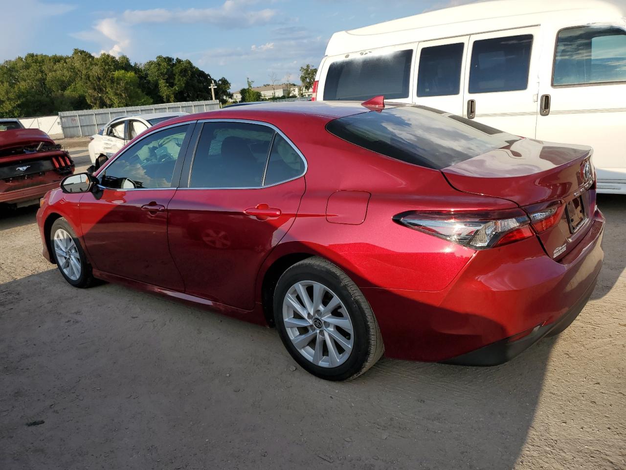 Obraz 2 z 2022 TOYOTA CAMRY LE 2022 z VIN 4T1C11AK3NU673554
